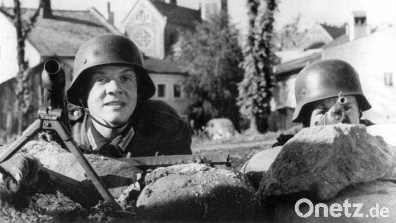 Volker Lechtenbrink und Fritz Wepper verteidigen &quot;die Brücke&quot;. Der Film ist in Cham enstanden. Archivbild:  Maurizio Gambarini dpa/lno