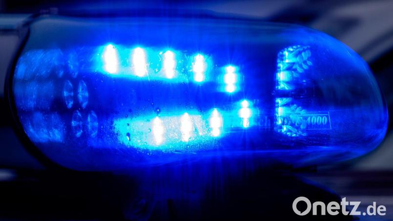 Eine 17-Jährige vergisst ihre Handtasche am Busbahnhof Schwandorf. Der Geldbeutel wird gestohlen. Bild: Klaus-Dietmar Gabbert/dpa