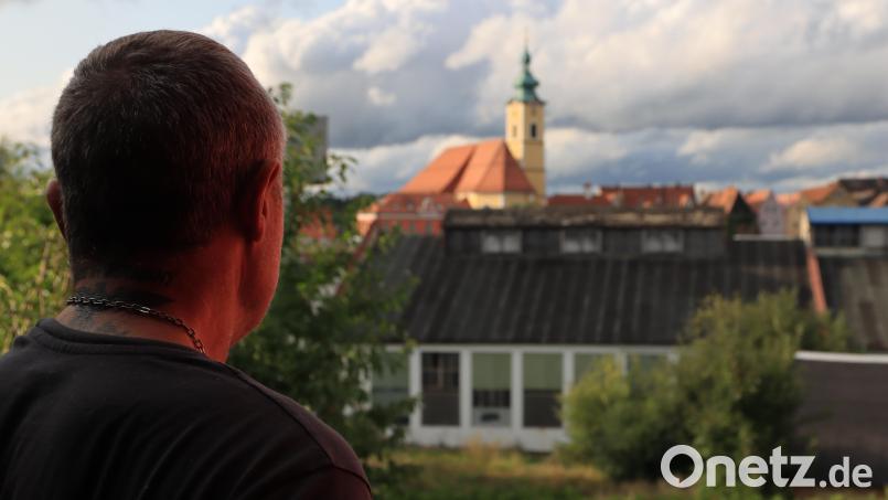 50 Jahre lang war Ulrich Schneck Glasmacher bei Nachtmann. Erst in Neustadt, später in Weiden. Von seiner Terrasse blickt er auf seine alte Arbeitsstätte. Bild: olr