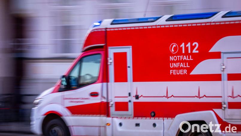 Notärzte im Einsatz: Zwei Mädchen mussten nach einem Badeunfall in einem Baggersee bei Schweinfurt reanimiert werden. Symbolbild: Jens Büttner/dpa