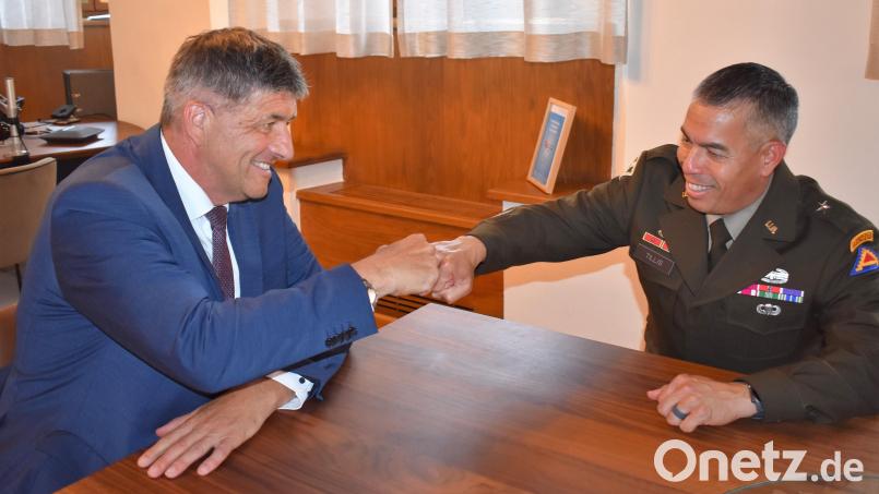 Der neue Brigadegeneral Terry R. Tillis des 7. US-Armee Ausbildungskommandos besuchte am Donnerstag Bürgermeister Edgar Knobloch (links) im Rathaus. Bild: rgr