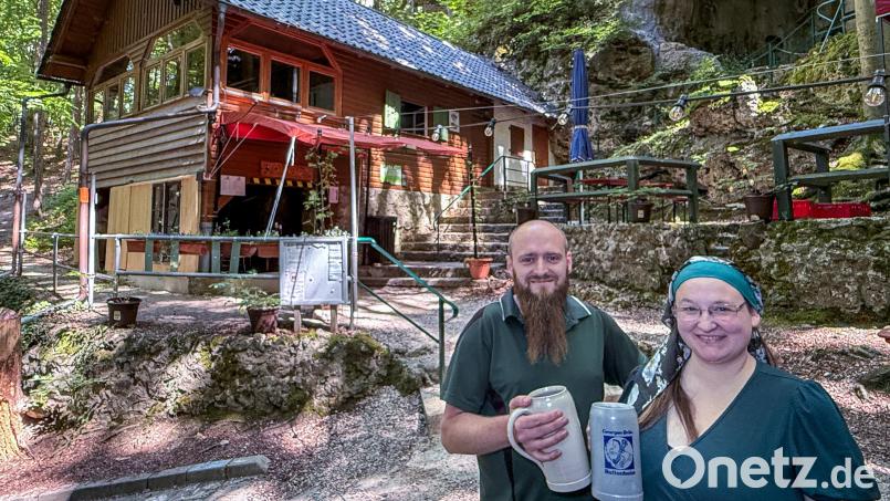 Seit 2023 sind sie hier die Wirtsleute: Für Stephan und Sabrina Oeh sind die Hütte mit Waldschänke, Biergarten und die zugehörige Tropfsteinhöhle ein Herzensprojekt, das sie langfristig betreiben und weiterentwickeln wollen. Bild: Stephan Huber
