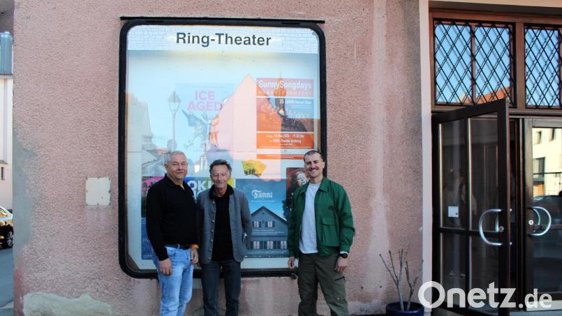 Die Vorsitzenden des Kulturvereins Amberg, Thomas Binder und Eugen Burger (von links) freuten sich, Regisseur Hubert Neufeld, begrüßen zu können. Bild: Dagmar Williamson [dwi] (d.williamson@live.de)