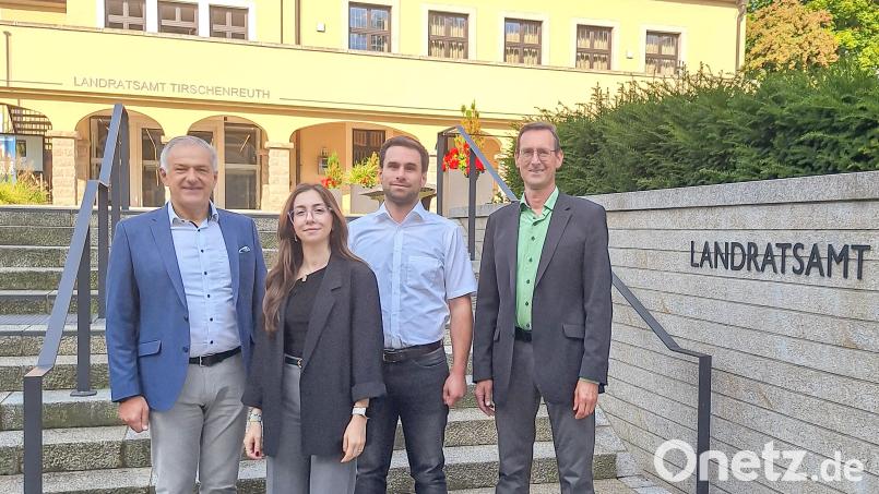 Landrat Roland Grillmeier zusammen mit den neuen Abteilungsleiterin Ayla Spiegler, Sebastian Kern und Markus Zapf (von links). Bild: Fabian Polster, Landratsamt Tirschenreuth