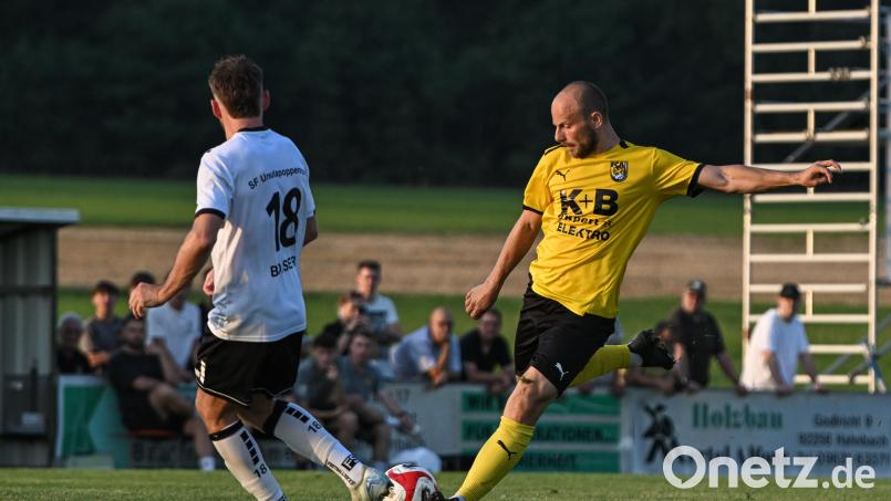 Friedrich Lieder (rechts) erzielte beide Tore für den FC Amberg im Duell gegen die Sportfreunde aus Upo. Bild: Loeffler, Jonas