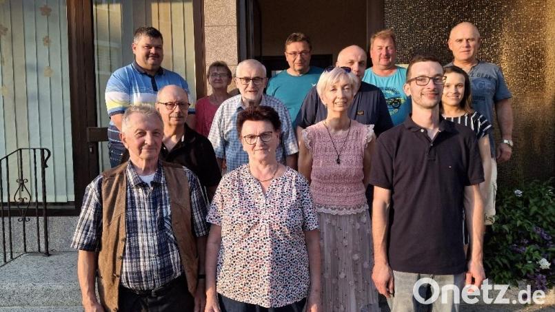 Fritz Kuriczak (vorne links), der Ehrenvorsitzende der Krieger- und Soldatenkameradschaft Ebnath feierte mit Freunden und Bekannten seinen 80. Geburtstag. Bild: soj