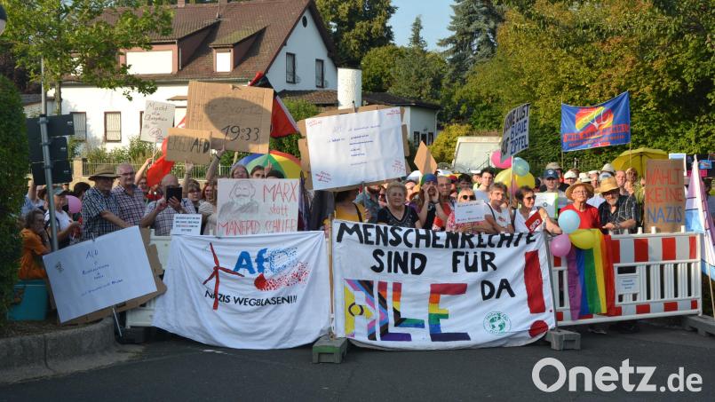 Knapp einhundert Gegendemonstranten waren zum Kettelerhaus gekommen, sie protestierten mit Bannern, Trillerpfeifen und Sprechchören gegen die AfD-Veranstaltung. Bild: jr
