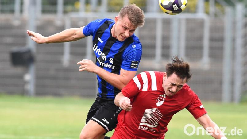 Christoph Fenninger (links) beim Kopfball: Für die SpVgg SV Weiden reichte es gegen den SC Großschwarzenlohe nur zu einem 1:1. Bild: Gerhard Büttner