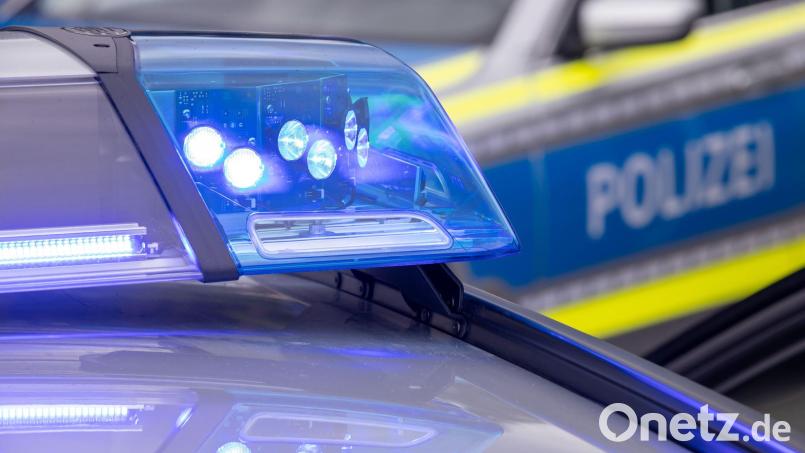 Die Polizisten ließen den verdächtigen Transporter wiegen. (Symbolbild) Bild: Daniel Karmann/dpa