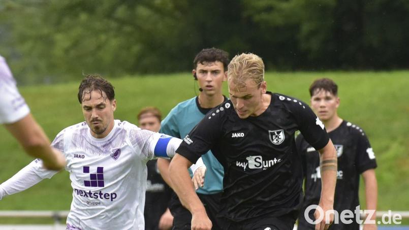 Timon Porcher (rechts/Szene aus dem Spiel gegen den TSV Kareth) gelang gegen Parsberg das Ehrentor Bild: mhs