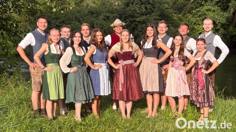 Die acht Kirwapaare mit Oberkirwapaar Paul Hass und Elena Haas sind bereit. Von 23. bis 25. August ist in Winbuch wieder Kirwa. Bild: bjo