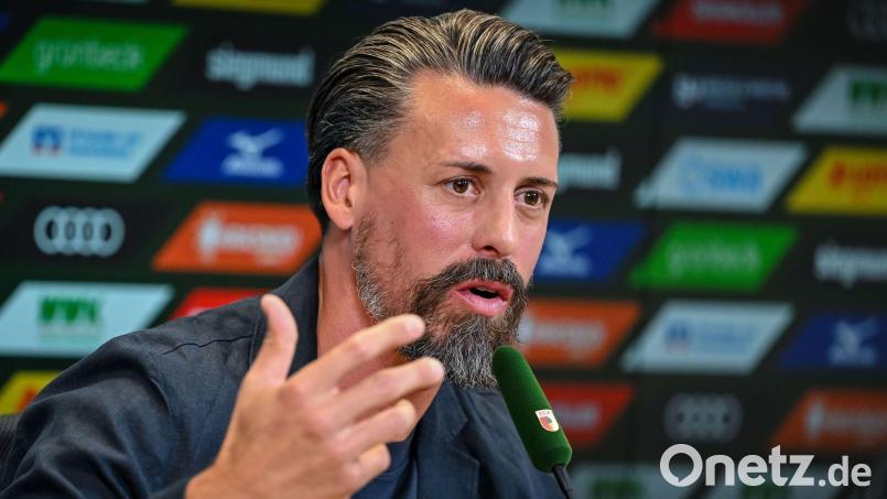 Steht vor dem ersten Pflichtspiel mit dem FC Augsburg: Trainer Sandro Wagner. Bild: Harry Langer/dpa