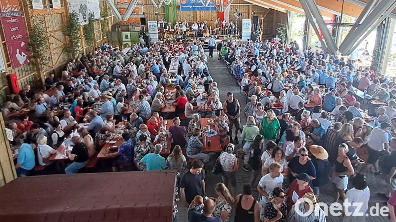 Die Festhalle war beim Frühschoppen voll. Der 2. Vorstand der Feuerwehr, Walter Ehlich, begrüßte die Besucher. Bild: gis