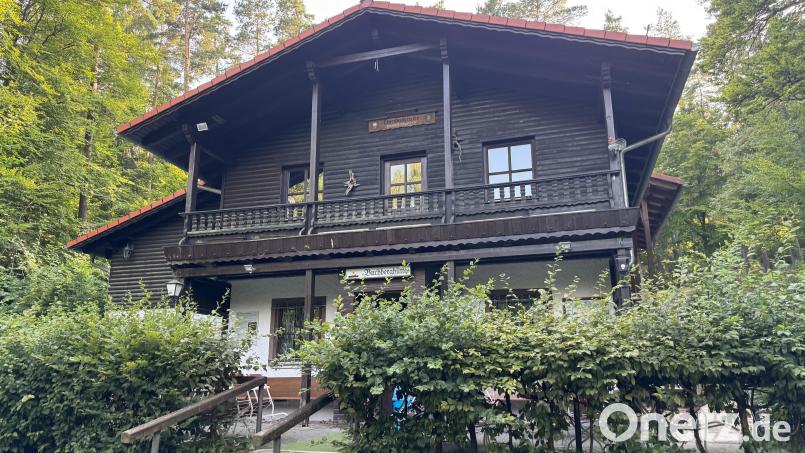 Nach dem Rückzug des Schnaittenbacher Trachtenvereins war zunächst unklar, wie es mit der Buchberghütte weitergeht. Jetzt steht fest: Die Freilichtbühne am Buchberg übernimmt Betrieb und Bewirtschaftung. Bild: Heike Unger
