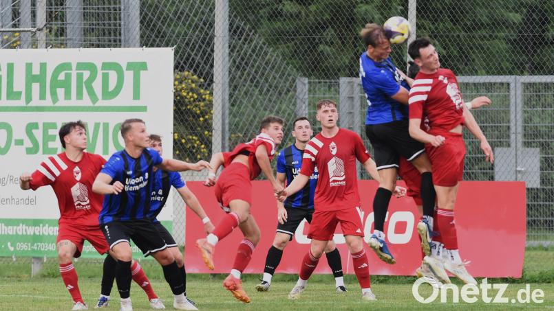Die SpVgg SV Weiden und der SC Großschwarzenlohe lieferten sich am Freitagabend ein Kampfspiel, fußballerisch blieb das Niveau allerdings überschaubar. In dieser Szene kommt Kapitän Felix Behnke (Zweiter von rechts) nach einer Ecke zum Kopfball. Bild: Gerhard Büttner