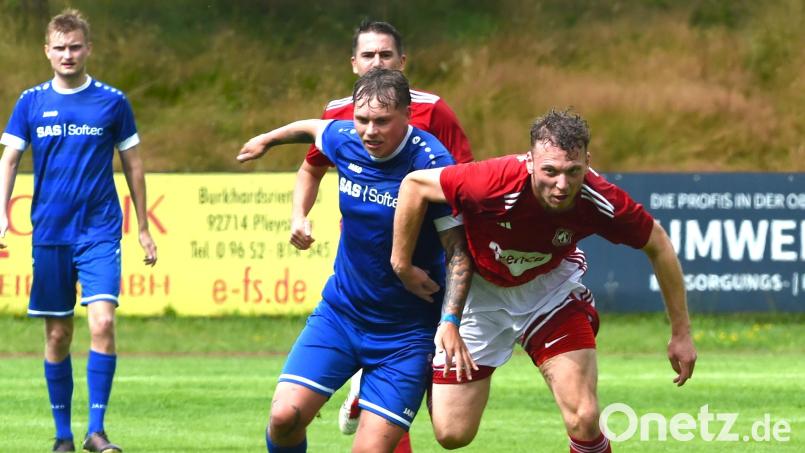 Die Spieler der SpVgg Vohenstrauß (rote Trikots) haben sich mit dem Erfolg gegen den SV Hahnbach der Spitzengruppe der Bezirksliga Ost angenähert. Bild: Gerhard Büttner