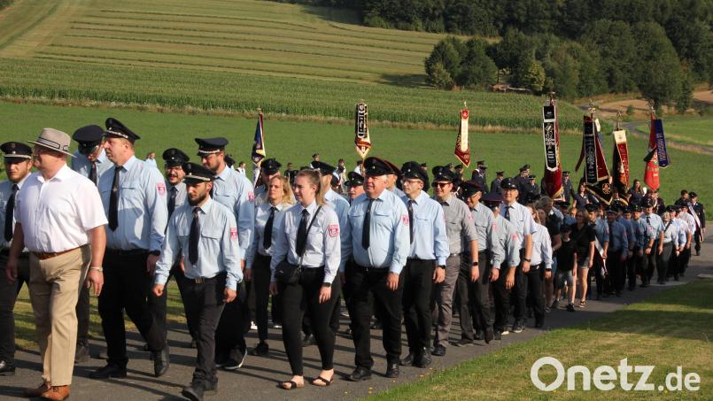 Im Festzug geht es zum Jubiläumsgottesdienst der Feuerwehr an Mariä Himmelfahrt in Hermannsreuth. Bild: kro