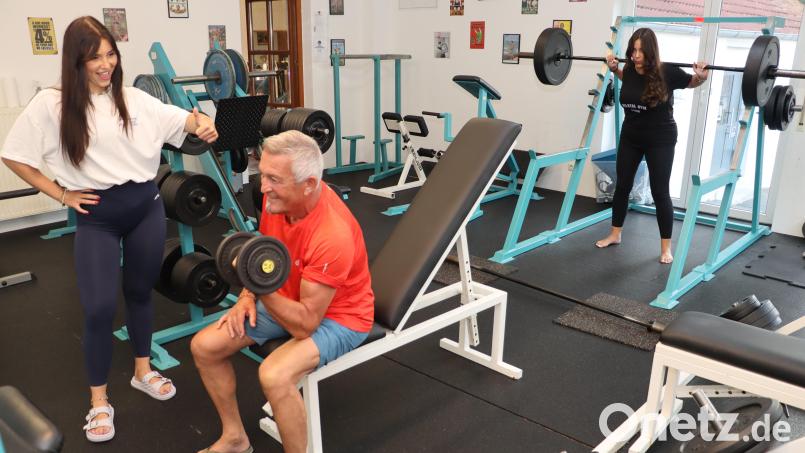 Pia Bayer arbeitet mit ihren Mitgliedern Paul Färber und Melina Fleischmann (von links) die individuellen Trainingspläne aus und begleitet sie bei der Umsetzung in ihrem Fitnessstudio &quot;Vilstal Gym&quot; in Rieden. Bild: mrr