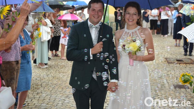 Der Himmel schickte Freudentränen, als Sophia Pilz und Korbinian Schrems durch das Spalier der vielen Gratulanten gingen. Sie alle wünschten dem Ehepaar viel Glück. Bild: jr