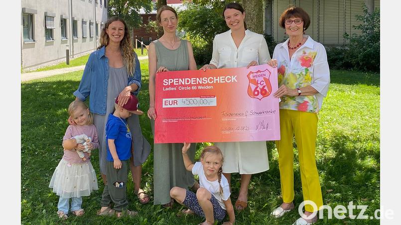 Samantha Pflieger, Daniela Bielefeldt und Lena Meier (von links) vom Ladies Circle 66 Weiden übergaben an Waltraud Koller-Girke (rechts) vom Förderverein für Schwerkranke 4500 Euro. Bild: Lissy Knipl-Zörkler, Kliniken Nordoberpfalz