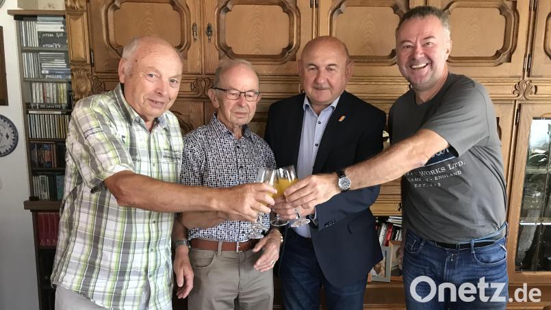 Mit Jubilar Hermann Horst (Zweiter von links) stießen Peter Walch (links), 2. Bürgermeister Georg Götz und Horsts Sohn Bernhard (rechts) an. Bild: mma