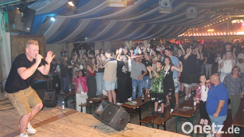 Ballermann-Star Julian Benz trat am Samstag auf dem Kemnather Wiesenfest auf. Bild: kro
