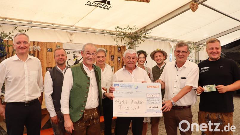 Über die anonyme Spende fürs Freibad Rieden freuen sich: (von links) MdL Harald Schwartz, MdL Bernd Heinisch, Erster Bürgermeister Erwin Geitner, Zweiter Bürgermeister Josef Weinfurtner, Altbürgermeister Gotthard Färber, das bisherige Oberkirwapaar Hanna Döberl und Luca Hollweck, Schmidmühlens Bürgermeister Peter Braun und Kirwaleit-Chef Marcel Malotta. Bild: mrr