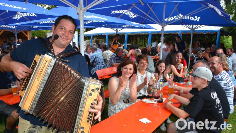 Alleinunterhalter Andreas Gleißner hatte am Freitag in Großensees ein Heimspiel, unterhielt stimmungsvoll die Besucher des Großenseeser Weinfestes. Bild: jr