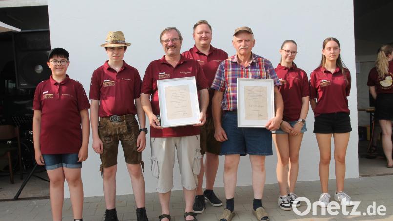 Schützenmeister Stefan Reiser (Mitte) ernennt Josef Schönberger (Dritter von rechts) zum Ehrenmitglied und Anton Hirnet (Dritter von links) zum Ehrenschützenmeister. Bild: pi