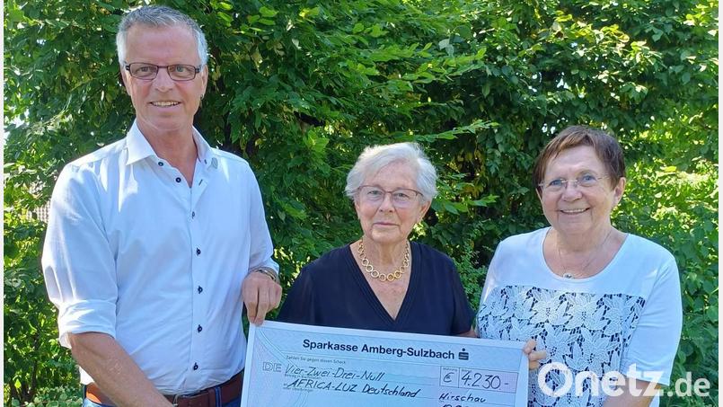 Dr. Burglinde Dausch (Mitte) überreichte den Scheck über 4230 Euro an Hermann Falk, Bürgermeister von Hirschau und stellvertretender Vorsitzender von Africa Luz, und an Bärbel Birner, ehrenamtliche Geschäftsführerin der Organisation. Bild: u