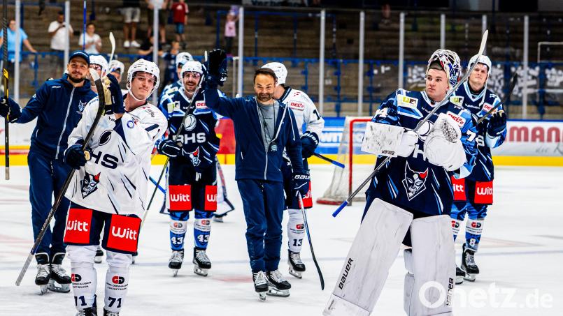Cheftrainer Sebastian Buchwieser (Mitte) beim öffentlichen Training der Blue Devils Weiden am vergangenen Samstag. Im Anschluss sprach der 45-Jährige im Interview über die kommende Saison. Bild: Elke Englmaier