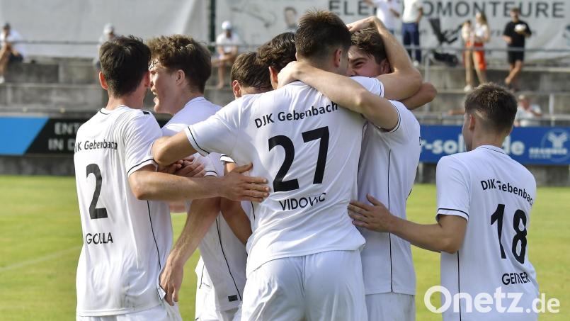 Riesenjubel bei den Spielern der DJK Gebenbach nach dem 7:0-Kantersieg gegen den Würzburger FV. Bild: Hubert Ziegler