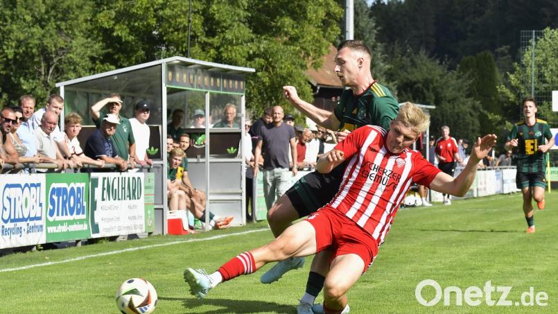 Martin Popp (links) und seine Teamkollegen von der DJK Ammerthal spielten gegen den TSV Nürnberg-Buch nur 1.1. Bild: Hubert Ziegler