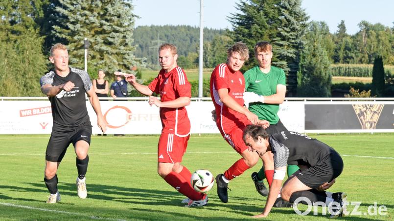 Der TSV Konnersreuth besiegte die SpVgg Weißenstadt mit 2:0. Hier kämpfen Florian Greim (Zweiter von links) und Cedric Reiter (Mitte) im Gästestrafraum um den Ball. Bild: Gebert