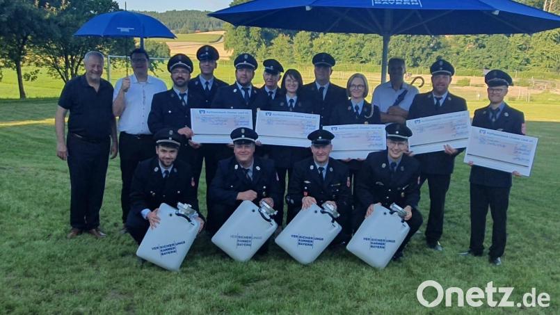 Die bedachten Vereine samt Schirmherren mit Spender Josef Haimerl (links). Die Freiwillige Feuerwehr Thanstein hat die Spenden bereits zu einem früheren Zeitpunkt erhalten. Bild: Markus Dirscherl