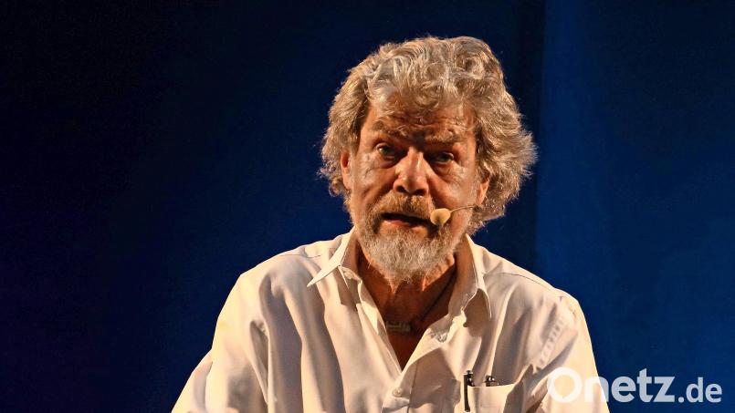 „Öfters als alle anderen bin ich immer wieder gescheitert. Wäre ich nicht gescheitert, wäre ich heute nicht hier“: Reinhold Messner beim Vortrag in der Marktredwitzer Glasschleif. Bild: Andrea Herdegen