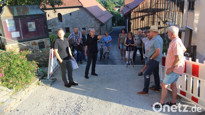 Beim Ortsrundgang machte sich der Vorstand der Dorferneuerung Thanstein/Hebersdorf zusammen mit den Planern ein Bild von den Maßnahmen. Bild: mnt