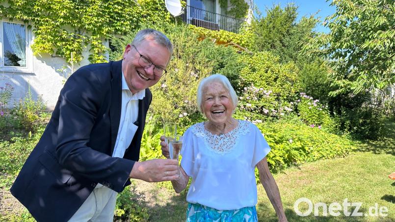 Oberbürgermeister Michael Cerny stößt mit Theresia Samberger auf deren 90. Geburtstag an. Bild: Regina Kießling