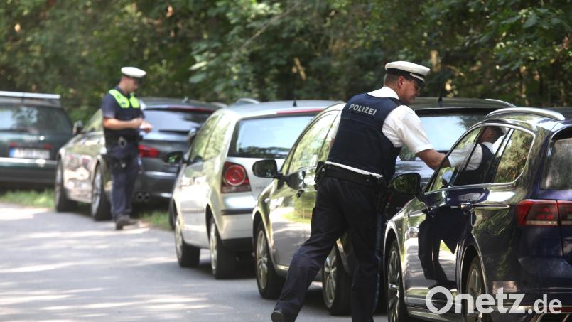 Die Polizei hatte in den vergangenen Tagen wieder viel zu tun auf der nördlichen Seite des Murner Sees. Wer sein Auto im Grünstreifen abstellte, bekam einen Strafzettel über 55 Euro. Bild: Hirsch