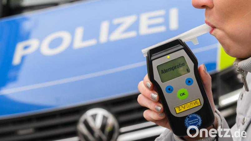 Eine Autofahrerin war im Landkreis Tirschenreuth mit mehr als 1,1 Promille Alkohol im Blut unterwegs. Bild: Julian Stratenschulte/dpa