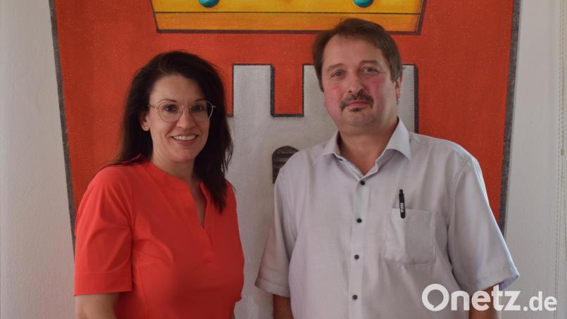 Bürgermeister Reinhard Schwarz begrüßt die Parlamentarische Staatssekretärin MdB Martina Englhardt-Kopf in der Gemeinde. Bild: bnr