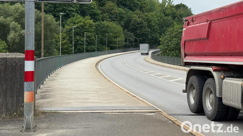 Die Erzbergbrücke ist eine der Hauptverkehrsrouten in Amberg: Jetzt muss sie wegen Sanierungsarbeiten an einigen Wochenenden gesperrt werden. Bild: Petra Hartl
