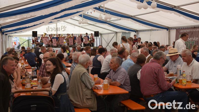Frühschoppen bei Blasmusik, die Flossenbürger lieben ihre Kirwa Bild: fz