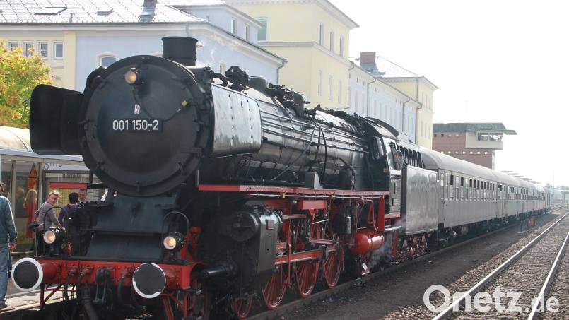 Eine historische Dampflok hält im Weidener Bahnhof. Dass es nie eine direkte Schienenverbindung von Weiden nach Amberg gab, lässt sich anhand der Geschichte der Oberpfälzer Eisenbahn erklären. Archivbild: Wolfgang Koos