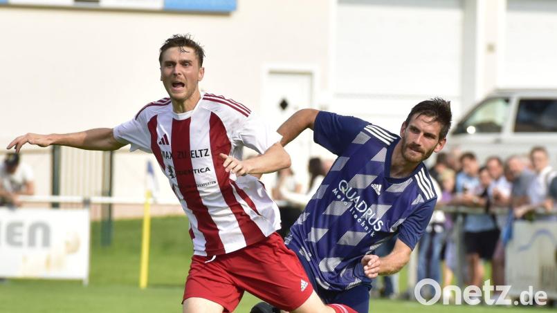 Der Dürnsrichter Nicholas Binder (links) im Zweikampf mit Michali Gatsas vom FC Schmidgaden. Der FC siegte mit 1:0. Bild: ham
