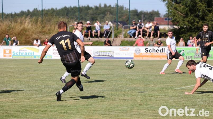 Auch wenn Sandro Hösl (schwarzes Trikot) den TSV Erbendorf im Derby gegen den TSV Reuth in Führung gebracht hat, drehten die Reuther das Spiel in den Schlussminuten und sicherten sich die drei Punkte. Bild: Dieter Jäschke