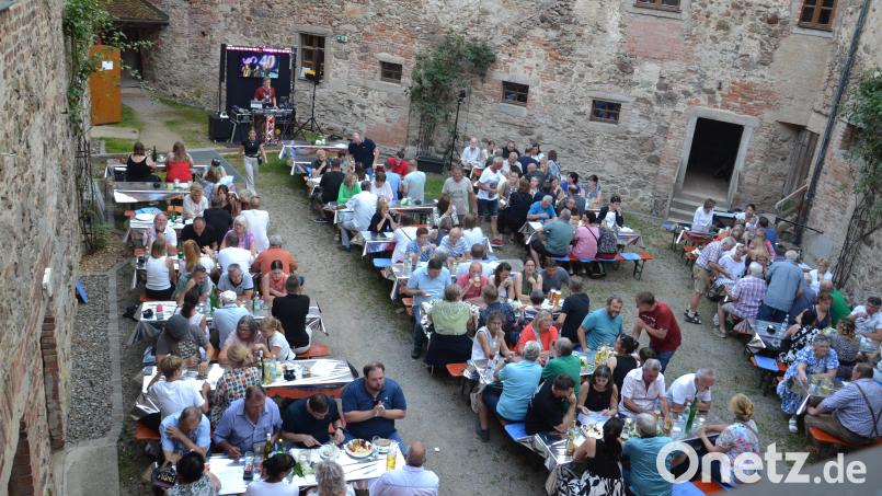 In einer romantischen Sommernacht fand das Weinfest auf Schloss Burgtreswitz statt. Bild: gi