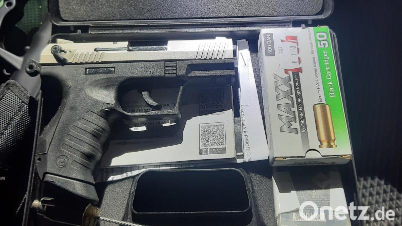 Diesen Koffer mit einer geladenen und vorgespannten Schreckschusspistole und zahlreichen Patronen führte ein Slowake mit sich, als er von der Bundespolizei kontrolliert wurde. Bild: Bundespolizei