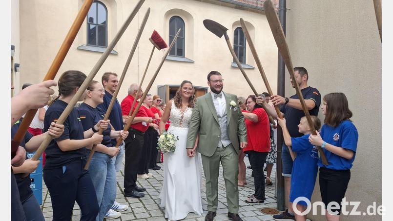 Kilian Gradl und Cristin Birner heiraten in Nabburg. THW und Faschingsgesellschaft Nabburg stehen Spalier. Bild: jua