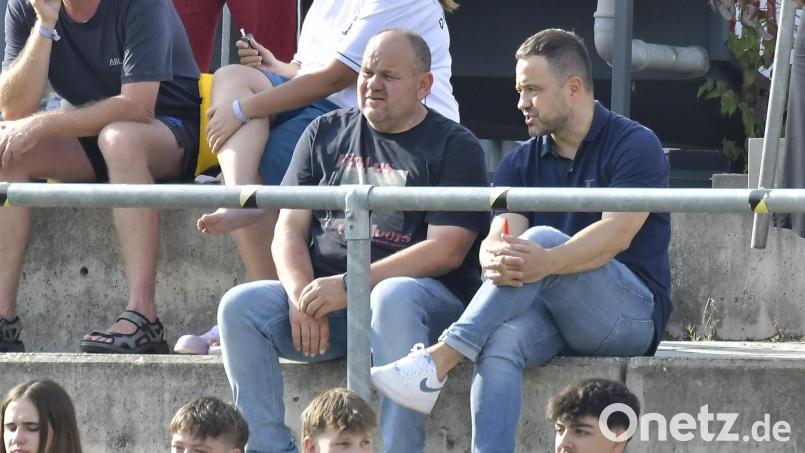 Faruk Maloku (rechts), Trainer ASV Cham und Ex-Coach der Gebenbacher, beobachtete die DJK am Samstag bei deren 7:0-Heimspielsieg gegen den Würzburger FV. Am Dienstag tritt Gebenbach in Cham an. Bild: Hubert Ziegler